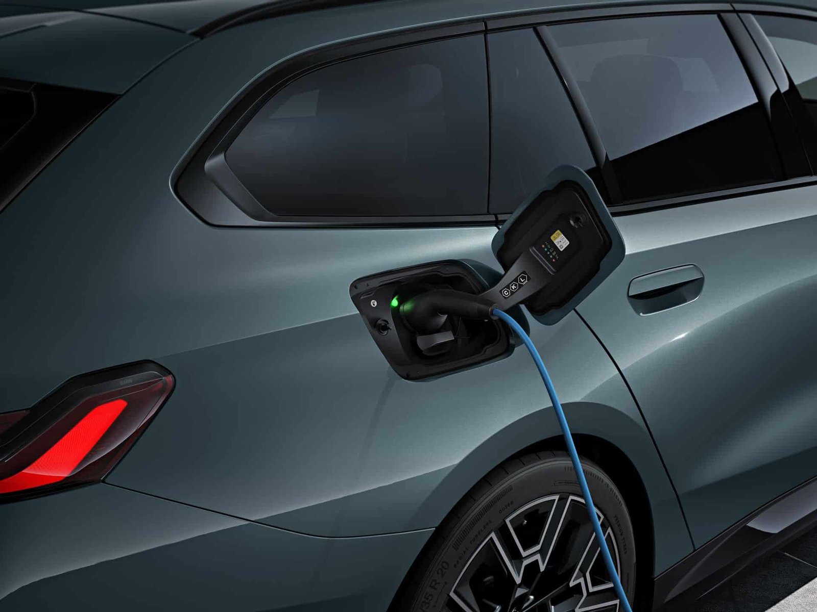 bmw-i5-touring-charging-04.jpg