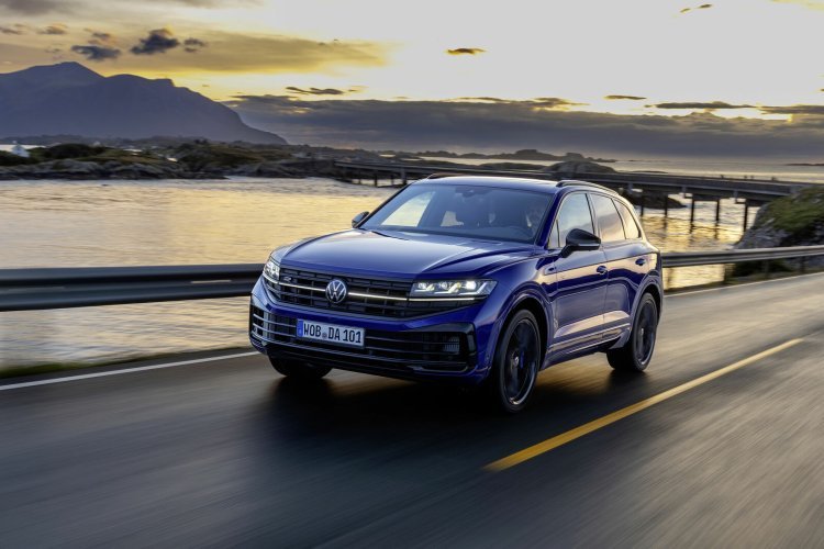 vw-touareg-front-quarter-b7cc.jpg